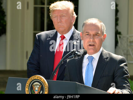 Washington, Stati Uniti d'America. Il 1 giugno, 2017. Stati Uniti Presidente Donald Trump (L) ascolta come agenzia di protezione ambientale amministratore Pruitt Scott fa di commento alla Casa Bianca a Washington DC, capitale degli Stati Uniti, il 1 giugno 2017. Stati Uniti Presidente Donald Trump detto il giovedì che egli ha deciso di tirare gli Stati Uniti al di fuori dell'accordo di Parigi, un punto di riferimento patto globale per la lotta contro il cambiamento climatico. Credito: Mike Theiler/Xinhua/Alamy Live News Foto Stock