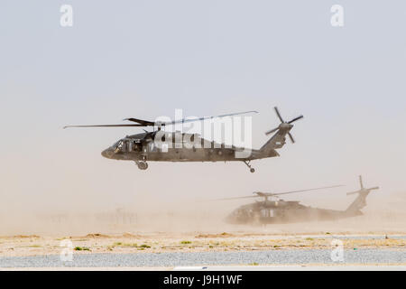 Stati Uniti Esercito UH-60 Black Hawk elicotteri assegnati alla Task Force Griffin, xvi combattere la Brigata Aerea, partono per una missione a sostegno del funzionamento sostegno risoluto Maggio 31, 2017 a Kunduz, Afghanistan. Kunduz ha visto aumentare la attività dei Talebani come più di 8.000 soldati americani e 6.000 dalla NATO e i paesi alleati di continuare ad assistere il governo. Foto Stock