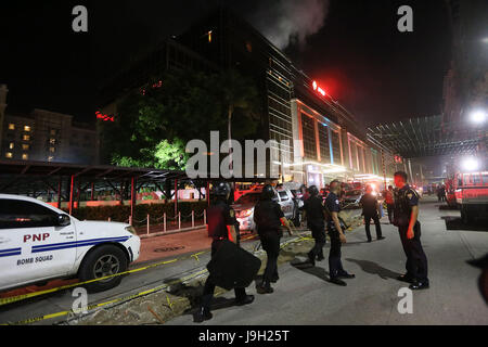 Pasay City, Filippine. 2° giu, 2017. Gli ufficiali di polizia fissare i dintorni del Resort World Manila dopo un attacco di Pasay City, Filippine, il 2 giugno 2017. Unidentified uomini armati hanno attaccato Resorts World Manila Pasay City attorno a prime ore del venerdì, causando lesioni tra gli hotel e casino gli ospiti che scampered dopo la ripresa. Credito: Xinhua/Alamy Live News Foto Stock