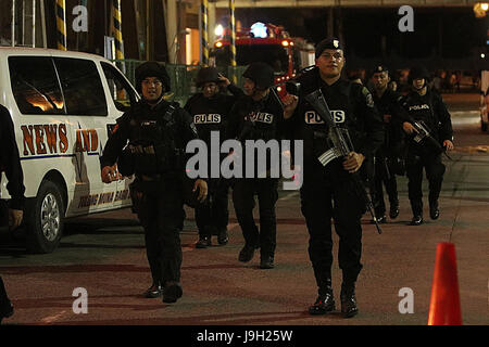 Pasay City, Filippine. 2° giu, 2017. Gli ufficiali di polizia fissare i dintorni del Resort World Manila dopo un attacco di Pasay City, Filippine, il 2 giugno 2017. Unidentified uomini armati hanno attaccato Resorts World Manila Pasay City attorno a prime ore del venerdì, causando lesioni tra gli hotel e casino gli ospiti che scampered dopo la ripresa. Credito: Xinhua/Alamy Live News Foto Stock