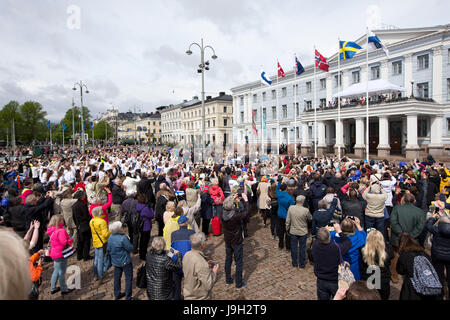Helsinki, Finlandia. Il 1 giugno, 2017. Persone salutare i cinque paesi nordici i capi di Stato e dei loro coniugi presso il municipio di Helsinki, Finlandia, Giugno 1, 2017. La coesione della regione nordica è stato evidenziato il giovedì, quando i capi di stato di tutti e cinque i paesi nordici si sono incontrati a Helsinki per celebrare il centenario dell indipendenza finlandese. Credito: Matti Matikainen/Xinhua/Alamy Live News Foto Stock