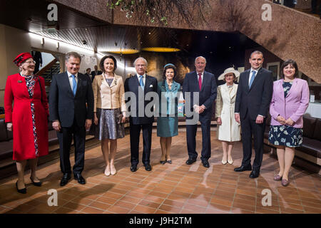 Helsinki, Finlandia. Il 1 giugno, 2017. (L-R) Regina Margrethe II di Danimarca, Presidente della Repubblica di Finlandia Sauli Niinisto e sua moglie Jenni Haukio, Re Carlo Gustavo XVI e la Regina Silvia di Svezia, Re Harald V e della regina Sonja di Norvegia, Presidente dell'Islanda Gudni Johannesson e sua moglie Eliza Jean Reid posa per foto a Helsinki in Finlandia, Giugno 1, 2017. La coesione della regione nordica è stato evidenziato il giovedì, quando i capi di stato di tutti e cinque i paesi nordici si sono incontrati a Helsinki per celebrare il centenario dell indipendenza finlandese. Credito: Matti Matikainen/Xinhua/Alamy Live News Foto Stock