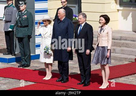 Helsinki, Finlandia. Il 1 giugno, 2017. Il re Harald V 3 (R) e Queen Sonja (quarta R) della Norvegia e il Presidente della Repubblica di Finlandia Sauli Niinisto (seconda R) e sua moglie Jenni Haukio (1R) assistere ad una cerimonia di accoglienza a Helsinki in Finlandia, Giugno 1, 2017. La coesione della regione nordica è stato evidenziato il giovedì, quando i capi di stato di tutti e cinque i paesi nordici si sono incontrati a Helsinki per celebrare il centenario dell indipendenza finlandese. Credito: Matti Matikainen/Xinhua/Alamy Live News Foto Stock