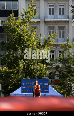 Atene. Il 1 giugno, 2017. Tobias Scherbarth dal tedesco compete durante la quinta strada Atene Pole Vault in Piazza Syntagma ad Atene in Grecia il 1 giugno 2017. Credito: Marios Lolos/Xinhua/Alamy Live News Foto Stock