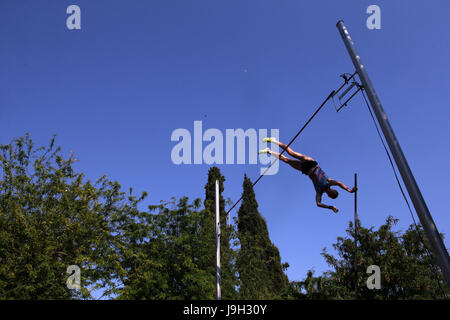 Atene. Il 1 giugno, 2017. Atleta greco Kostas Philippidis compete durante la quinta strada Atene Pole Vault in Piazza Syntagma ad Atene in Grecia il 1 giugno 2017. Credito: Marios Lolos/Xinhua/Alamy Live News Foto Stock