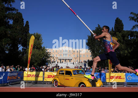 Atene. Il 1 giugno, 2017. Atleta greco Kostas Philippidis compete durante la quinta strada Atene Pole Vault in Piazza Syntagma ad Atene in Grecia il 1 giugno 2017. Credito: Marios Lolos/Xinhua/Alamy Live News Foto Stock