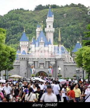 Hong Kong, Cina. Xii Sep, 2010. Foto d'archivio mostra i turisti in visita a Hong Kong Disneyland a Hong Kong, Cina del sud, Sett. 12, 2010. L'anno 2017 segna il ventesimo anniversario della il ritorno di Hong Kong alla madrepatria. Credito: Huang Xiaoyong/Xinhua/Alamy Live News Foto Stock