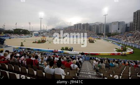 Hong Kong, Cina. Il 9 agosto 2008. Foto d'archivio mostra agli spettatori la visione di Giochi Olimpici di Pechino 2008 evento equestre a Hong Kong luogo equestre in Hong Kong, Cina del sud, e il Agosto 9, 2008. L'anno 2017 segna il ventesimo anniversario della il ritorno di Hong Kong alla madrepatria. Credito: Zhou Lei/Xinhua/Alamy Live News Foto Stock