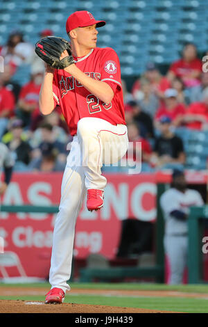 Anaheim, California, USA. 1° giu, 2017. Los Angeles Angeli a partire lanciatore Alex Meyer #23 rende l'inizio per gli angeli nel gioco tra il Atlanta Braves e Los Angeles gli angeli di Anaheim, Angel Stadium di Anaheim, CA, fotografo: Pietro Joneleit Credito: Cal Sport Media/Alamy Live News Foto Stock