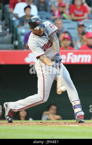 Anaheim, California, USA. 1° giu, 2017. Minnesota Twins center fielder Byron Buxton #25 aces contatto presso la piastra nel gioco tra il Atlanta Braves e Los Angeles gli angeli di Anaheim, Angel Stadium di Anaheim, CA, fotografo: Pietro Joneleit Credito: Cal Sport Media/Alamy Live News Foto Stock