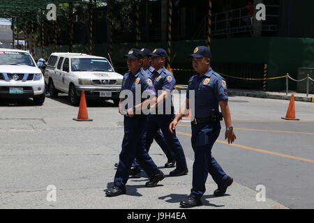 Manila, Filippine. 2 Giugno, 2017. Poliziotti a piedi il sito di attacco a Manila nelle Filippine, Giugno 2, 2017. Il corpo di 37 persone, tra cui quella di un bandito, sono stati trovati all'interno di un casinò di Manila hotel che è stato impostato sul fuoco da parte di un utente malintenzionato, la Polizia filippina detto venerdì. Credito: Yang Ke/Xinhua/Alamy Live News Foto Stock