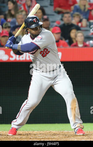 Anaheim, California, USA. 1° giu, 2017. Minnesota Twins terzo baseman Miguel Sano #22 pipistrelli per i gemelli in gioco tra il Atlanta Braves e Los Angeles gli angeli di Anaheim, Angel Stadium di Anaheim, CA, fotografo: Pietro Joneleit Credito: Cal Sport Media/Alamy Live News Foto Stock