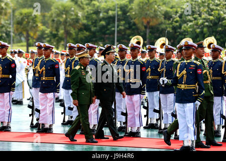 (170602) -- NAY Gen. Pyi TAW, Giugno 2, 2017 (Xinhua) -- il Comandante in Capo di Myanmar per la difesa dei servizi Min Aung Hlaing (L) e Fang Fenghui, membro della Cina la Commissione militare centrale (CMC) e capo del CMC Joint Ufficio Personale, ispezionare la guardia d'onore durante una cerimonia di benvenuto a Nay Gen. Pyi Taw Giugno 1, 2017. (Xinhua/U Aung) (zhf) Foto Stock