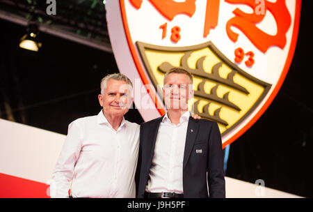 Stuttgart, Germania. Dal 01 Giugno, 2017. VfB-direttore atletico Jan Schindelmeiser (L) e VfB-presidente Wolfgang Dietrich (R) stand sul palco durante l assemblea generale straordinaria di tedesco Bundesliga del VfB Stoccarda al Mercedes-Benz Arena a Stoccarda, Germania, 01 giugno 2017. Foto: Christoph Schmidt/dpa/Alamy Live News Foto Stock