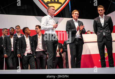 Stuttgart, Germania. Dal 01 Giugno, 2017. VfB-direttore atletico Jan Schindelmeiser anteriore (L), VfB-allenatore Hannes Wolf anteriore (C) e VfB-capitano Christian Gerner anteriore (R) stand sul palco con la squadra di calcio durante l assemblea generale straordinaria di tedesco Bundesliga del VfB Stoccarda al Mercedes-Benz Arena a Stoccarda, Germania, 01 giugno 2017. Foto: Christoph Schmidt/dpa/Alamy Live News Foto Stock