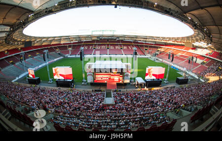 Stuttgart, Germania. Dal 01 Giugno, 2017. VfB-direttore atletico Jan Schindelmeiser parla sul palco in direzione del VfB membri durante la riunione generale straordinaria del tedesco Bundesliga del VfB Stuttgart, tra gli altri temi all' ordine del giorno ci sarà un voto sul progetto di outsourcing di un calcio joint stock company al Mercedes-Benz Arena a Stoccarda, Germania, 01 giugno 2017. Foto: Christoph Schmidt/dpa/Alamy Live News Foto Stock