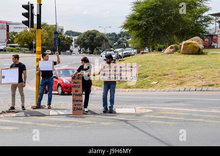 JOHANNESBURG, SUD AFRICA - 7 Aprile 2017: cittadini sudafricani la protesta della presidenza del Presidente sudafricano Jacob Zuma Foto Stock