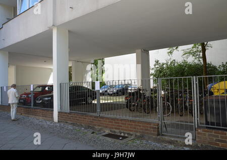 Berlino, Germania. 2° giu, 2017. 50 anni dell'assassinio dell'università tedesca studente Benno Ohnesorg. Foto: Krumme Strasse vicino al Deutsche Oper, dove Benno Ohnesorg ucciso da un poliziotto Credito: Markku Rainer Peltonen/Alamy Live News Foto Stock