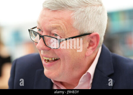 Hay Festival 2017 - Hay on Wye, Wales, Regno Unito - Venerdì 2 Giugno 2017 - Alan Johnson ex uomo politico del lavoro al Festival bookshop con il suo ricordo la strada lunga e tortuosa - Credit: Steven Maggio/Alamy Live News Foto Stock