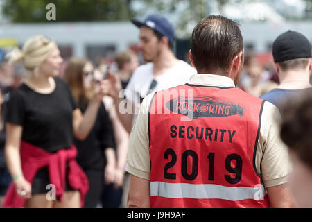 Nuerburg, Germania. 02Giugno, 2017. I dipendenti del security service pattugliano la zona campeggio al Rock am Ring Festival musicale di Nuerburg, Germania, 02 giugno 2017. Alcuni 85 bande sono impostati per eseguire su quattro fasi fino al 04 giugno 2017. Foto: Thomas Frey/dpa/Alamy Live News Foto Stock