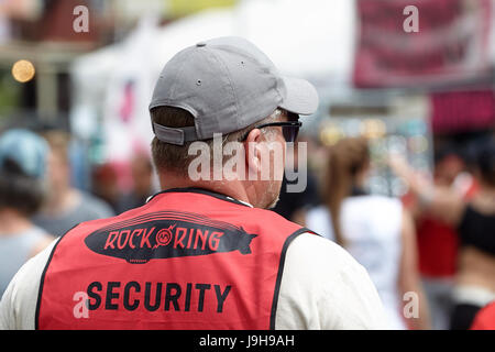 Nuerburg, Germania. 02Giugno, 2017. dpatop - i dipendenti del security service pattugliano la zona campeggio al Rock am Ring Festival musicale di Nuerburg, Germania, 02 giugno 2017. Alcuni 85 bande sono impostati per eseguire su quattro fasi fino al 04 giugno 2017. Foto: Thomas Frey/dpa/Alamy Live News Foto Stock