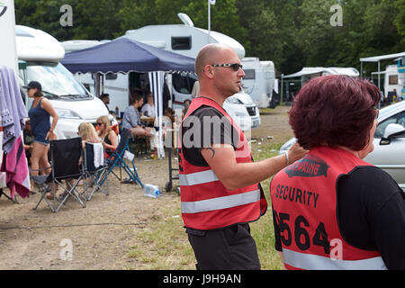 Nuerburg, Germania. 02Giugno, 2017. I dipendenti del security service pattugliano la zona campeggio al Rock am Ring Festival musicale di Nuerburg, Germania, 02 giugno 2017. Alcuni 85 bande sono impostati per eseguire su quattro fasi fino al 04 giugno 2017. Foto: Thomas Frey/dpa/Alamy Live News Foto Stock