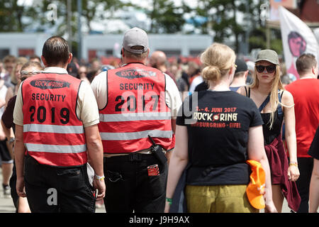 Nuerburg, Germania. 02Giugno, 2017. I dipendenti del servizio di security patrol i locali al Rock am Ring Festival musicale di Nuerburg, Germania, 02 giugno 2017. Alcuni 85 bande sono impostati per eseguire su quattro fasi fino al 04 giugno 2017. Foto: Thomas Frey/dpa/Alamy Live News Foto Stock