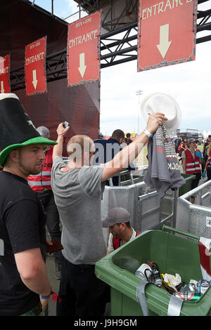 Nuerburg, Germania. 02Giugno, 2017. I visitatori del festival sono controllate all'ingresso il controllo del Rock am Ring Festival musicale di Nuerburg, Germania, 02 giugno 2017. Alcuni 85 bande sono impostati per eseguire su quattro fasi fino al 04 giugno 2017. Foto: Thomas Frey/dpa/Alamy Live News Foto Stock