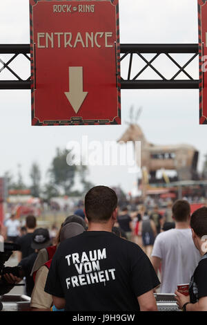 Nuerburg, Germania. 02Giugno, 2017. I visitatori del festival sono controllate all'ingresso il controllo del Rock am Ring Festival musicale di Nuerburg, Germania, 02 giugno 2017. Alcuni 85 bande sono impostati per eseguire su quattro fasi fino al 04 giugno 2017. Foto: Thomas Frey/dpa/Alamy Live News Foto Stock