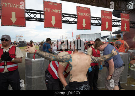 Nuerburg, Germania. 02Giugno, 2017. I visitatori del festival sono controllate all'ingresso il controllo del Rock am Ring Festival musicale di Nuerburg, Germania, 02 giugno 2017. Alcuni 85 bande sono impostati per eseguire su quattro fasi fino al 04 giugno 2017. Foto: Thomas Frey/dpa/Alamy Live News Foto Stock