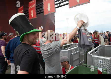 Nuerburg, Germania. 02Giugno, 2017. I visitatori del festival sono controllate all'ingresso il controllo del Rock am Ring Festival musicale di Nuerburg, Germania, 02 giugno 2017. Alcuni 85 bande sono impostati per eseguire su quattro fasi fino al 04 giugno 2017. Foto: Thomas Frey/dpa/Alamy Live News Foto Stock