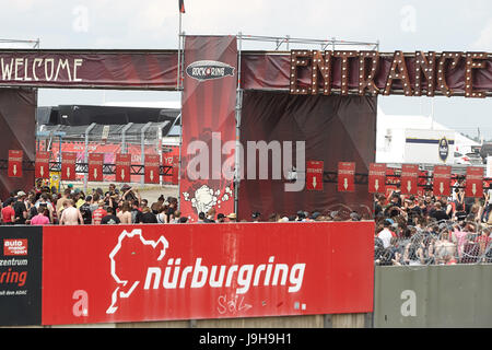 Nuerburg, Germania. 02Giugno, 2017. I visitatori del festival sono controllate all'ingresso il controllo del Rock am Ring Festival musicale di Nuerburg, Germania, 02 giugno 2017. Alcuni 85 bande sono impostati per eseguire su quattro fasi fino al 04 giugno 2017. Foto: Thomas Frey/dpa/Alamy Live News Foto Stock