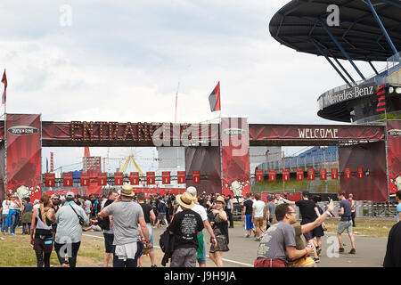 Nuerburg, Germania. 02Giugno, 2017. I visitatori del festival sono controllate all'ingresso il controllo del Rock am Ring Festival musicale di Nuerburg, Germania, 02 giugno 2017. Alcuni 85 bande sono impostati per eseguire su quattro fasi fino al 04 giugno 2017. Foto: Thomas Frey/dpa/Alamy Live News Foto Stock