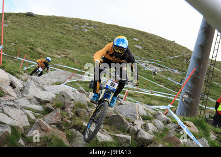 Fort William, Scozia. 2 Giugno, 2017. Philip Atwill praticando sul corso per Domenica in discesa di Coppa del mondo. Malcolm gallone/Alamy Live News Foto Stock