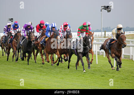 Epsom Downs, Surrey, Regno Unito. 2 Giugno 2017. Onorevoli giorno su Epsom Downs nel Surrey. Le guide e i piloti del 3,45 Investec Wealth & Investment Handicap, testa intorno alla parte superiore curva con cinque furlongs per andare. Credito: Julia Gavin UK/Alamy Live News Foto Stock