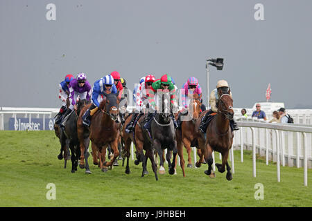 Epsom Downs, Surrey, Regno Unito. 2 Giugno 2017. Onorevoli giorno su Epsom Downs nel Surrey. Il fango vola come le guide e i piloti del 3,45 Investec Wealth & Investment Handicap, testa intorno alla parte superiore curva con cinque furlongs per andare. Credito: Julia Gavin UK/Alamy Live News Foto Stock