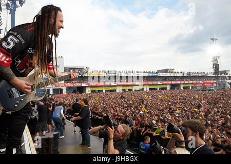 Nuerburg, Germania. 02Giugno, 2017. Zoltan Bathory, chitarrista della US-American metal band "cinque dita morte Puch', esegue sul palco principale al Rock am Ring Festival musicale di Nuerburg, Germania, 02 giugno 2017. Alcuni 85 bande sono impostati per eseguire su quattro fasi fino al 04 giugno 2017. Foto: Thomas Frey/dpa/Alamy Live News Foto Stock