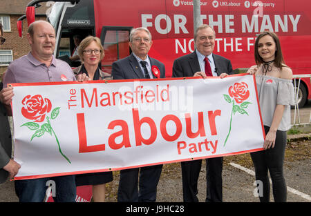 Mansfield, Nottinghamshire, Inghilterra. 2 Giugno 2017. Signore Prescott (John Prescott) ex vice leader del partito laburista e Mansfield candidatMe manodopera Sir Alan Meale campagna parlando in un rally nella sede di lavoro di Mansfield, Nottinghamshire per il 8 giugno le elezioni generali Alan Beastall/Alamy Live News Foto Stock