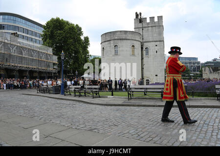 L' Onorevole Compagnia di Artiglieria (HAC), la città di Londra la riserva di reggimento dell'esercito, in vesti cerimoniali, lasciano le loro caserme a casa di armeria e guidare attraverso la città nel loro liveried Pinzgauer veicoli con una scorta per la Torre di Londra per sparare una pistola 62 Royal Salute a 1pm. Foto Stock