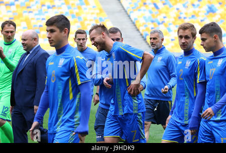 Kiev, Ucraina. 2 Giugno, 2017. Aprire la sessione di formazione dell'Ucraina nazionale di calcio a NSC Olimpiyskyi stadium di Kiev, Ucraina. © Oleksandr Prykhodko/Alamy Live News Foto Stock