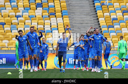 Kiev, Ucraina. 2 Giugno, 2017. I giocatori durante l'esecuzione di aprire la sessione di formazione dell'Ucraina nazionale di calcio a NSC Olimpiyskyi stadium di Kiev, Ucraina. © Oleksandr Prykhodko/Alamy Live News Foto Stock