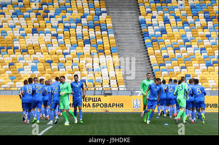 Kiev, Ucraina. 2 Giugno, 2017. I giocatori durante l'esecuzione di aprire la sessione di formazione dell'Ucraina nazionale di calcio a NSC Olimpiyskyi stadium di Kiev, Ucraina. © Oleksandr Prykhodko/Alamy Live News Foto Stock