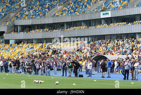 Kiev, Ucraina. 2 Giugno, 2017. Aprire la sessione di formazione dell'Ucraina nazionale di calcio a NSC Olimpiyskyi stadium di Kiev, Ucraina. © Oleksandr Prykhodko/Alamy Live News Foto Stock