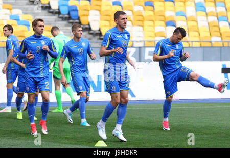 Kiev, Ucraina. 2 Giugno, 2017. I giocatori durante l'esecuzione di aprire la sessione di formazione dell'Ucraina nazionale di calcio a NSC Olimpiyskyi stadium di Kiev, Ucraina. © Oleksandr Prykhodko/Alamy Live News Foto Stock