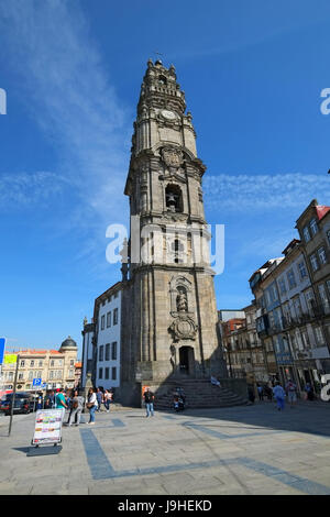 Clérigos campanile della chiesa di Porto Portogallo barocco Cattolica Foto Stock