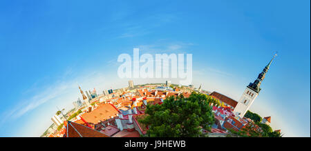 Tallinn, Estonia. Tradizionale architettura antica della città vecchia Cityscape nel quartiere storico. Sera d'estate. I luoghi famosi, destinazione New Scenic 5 posti In Foto Stock