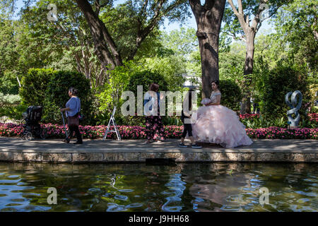 Giovane ragazza vestita per l'Quinceanera o mela cotogna, la celebrazione di una ragazza quindicesimo compleanno in Arboretum a Dallas, Texas Foto Stock