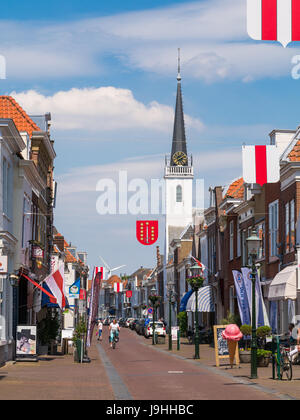 Scena di strada di Voorstraat con Saint Jacob chiesa nella città vecchia di Brielle, Voorne-Putten, South Holland, Paesi Bassi Foto Stock