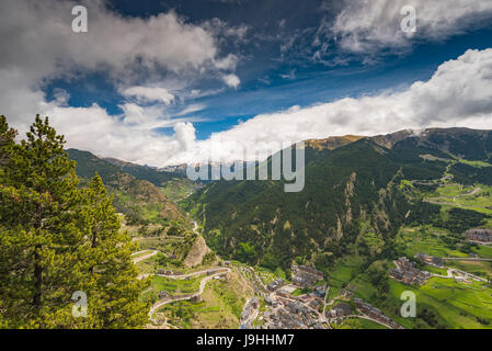 Panoramica vista sul villaggio e sui monti di Andorra. Foto Stock