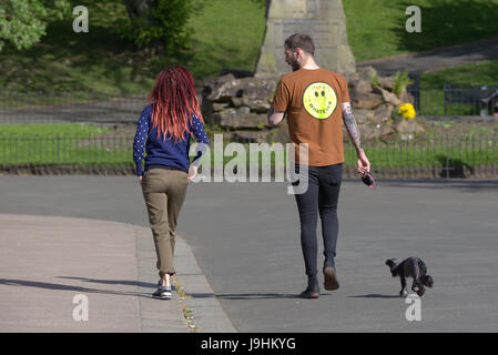 Glasgow Kelvingrove Park scena cane scuotipaglia Foto Stock